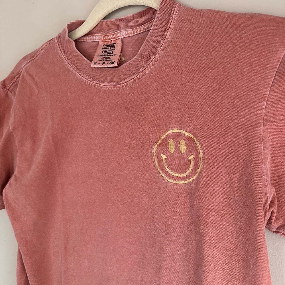 Comfort Colors Dusty Pink Coral Smiley Face embroidered T-Shirt size Small